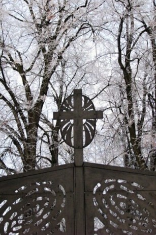 074 Detail vstupní brány na lužecký hřbitov 4.1.2011