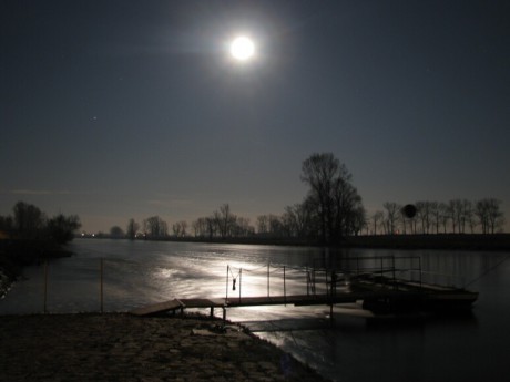 170 Řeka Vltava - měsíc u přívozu 19.3.2011