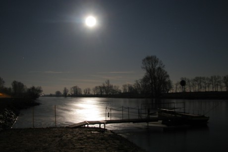 171 Řeka Vltava - měsíc u přívozu 19.3.2011