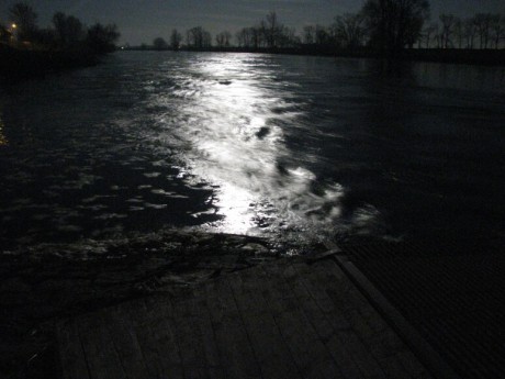 172 Řeka Vltava - měsíc u přívozu 19.3.2011