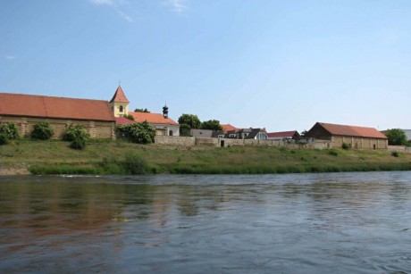 579 Řeka Vltava a lužecký kostel sv.Jiljí 3.6.2011